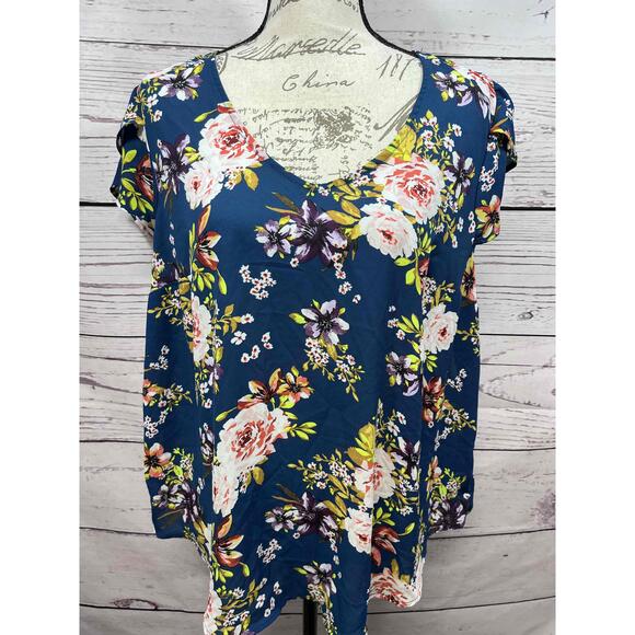 Torrid Blue Floral Short Sleeve blouse Size 00 (medium) - Picture 1 of 4